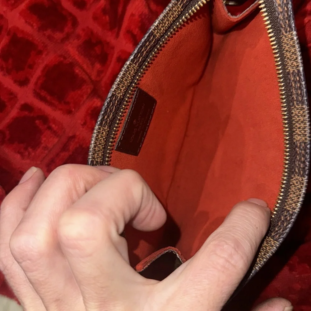 Women’s or men’s Louis Vuitton Pochette! Beautiful Red interior Mint condition - Picture 7 of 12